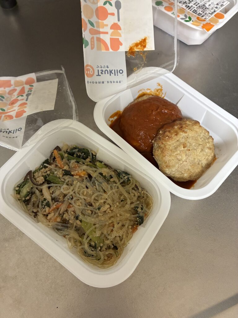 「デミグラスソースハンバーグ」と小松菜のチャプチェ風をいただきました。