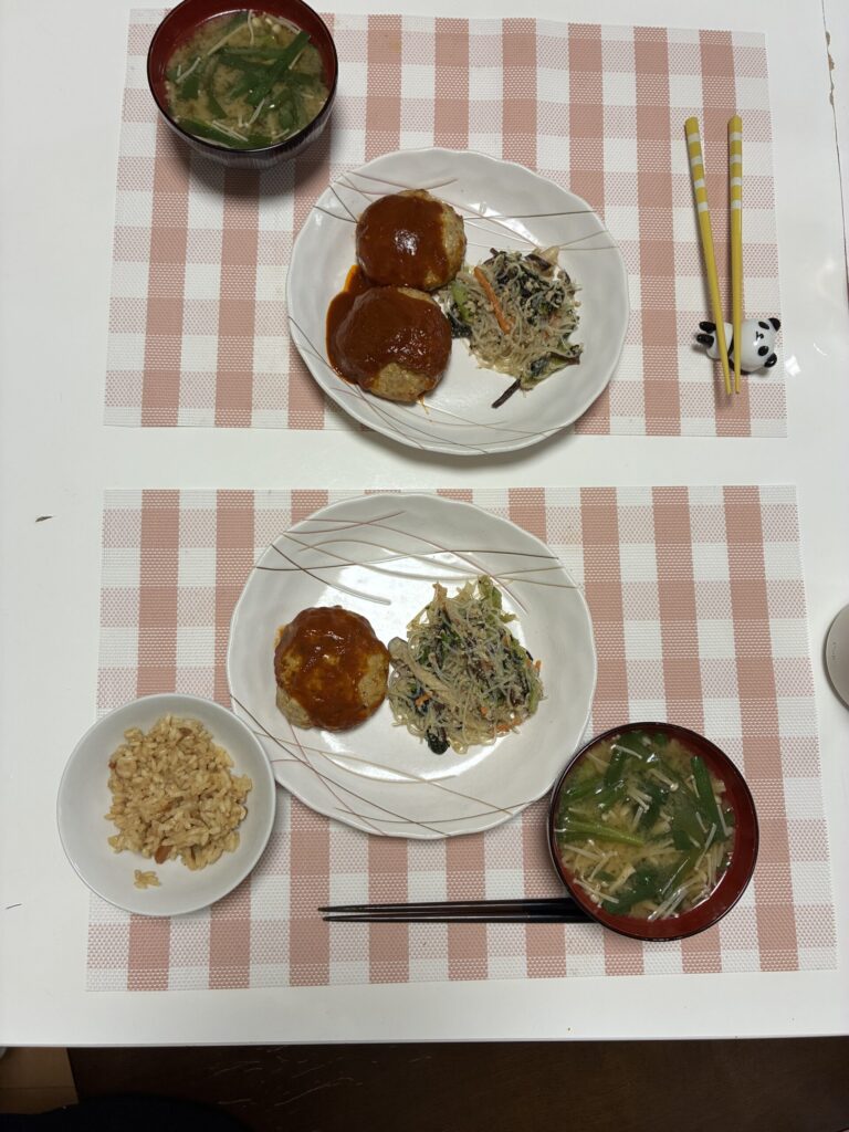 炊き込みご飯、ニラとエノキの味噌汁は自炊しました。