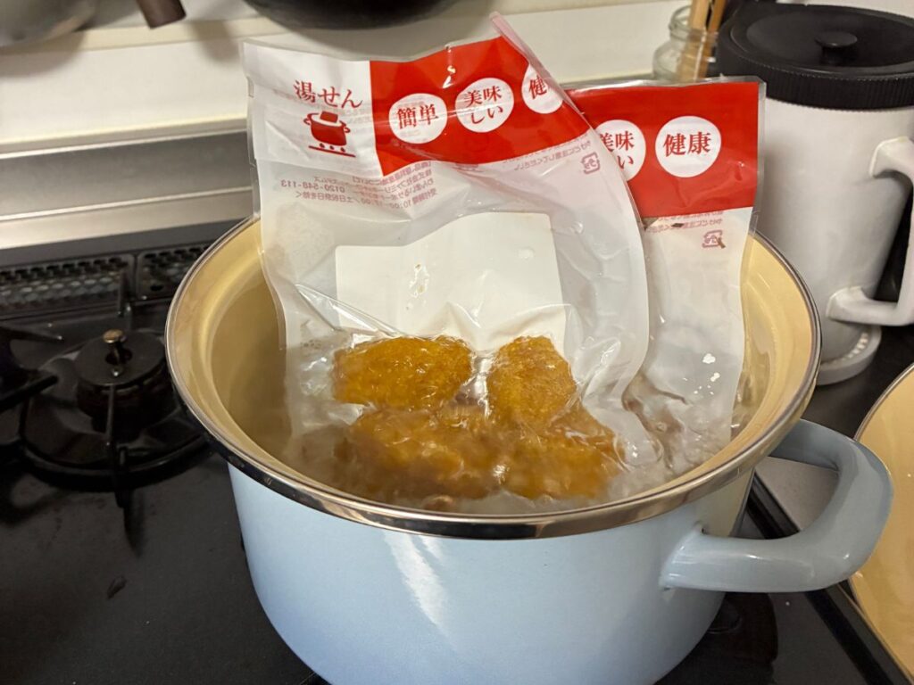 わんまいるで届いたおかずパックを湯煎しているところ。