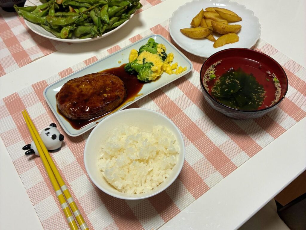 この日の献立は、宮崎県産黒毛和牛のデミグラスハンバーグ、卵とブロッコリーの炒め物、ポテトフライ。子どもに好評でした。
