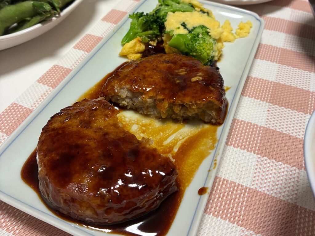 黒毛和牛ハンバーグを割ってみたところ。