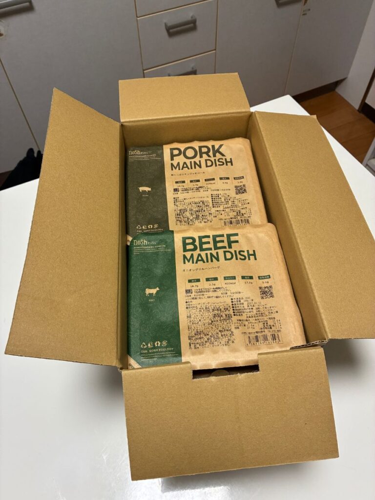 段ボール箱にぎっしりと詰まったナッシュのパック。