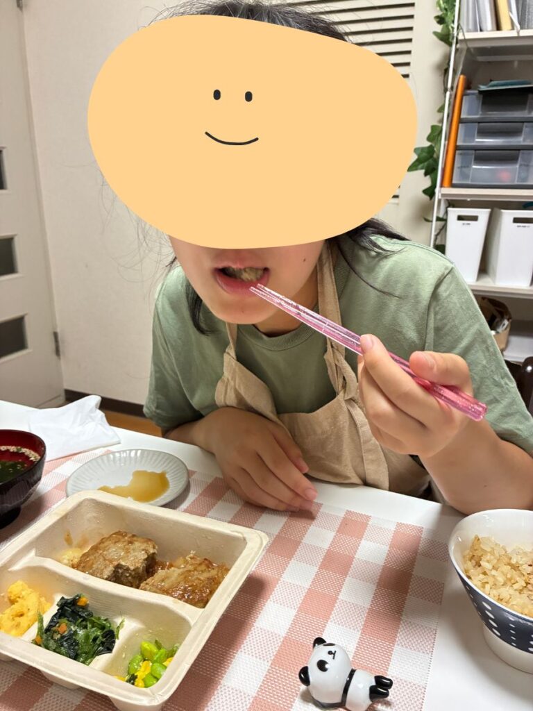 子どもがナッシュを食べているところ。