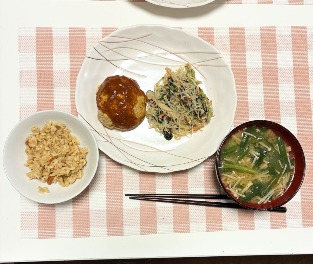 ツクリオから届いたハンバーグとビビンバがメイン。